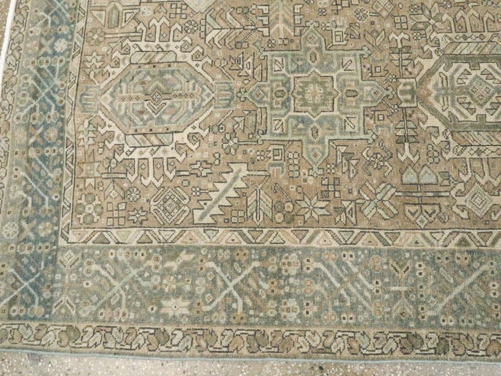 Handgefertigter persischer Karajeh-Teppich in Grau und Braun aus der Mitte des 20. Jahrhunderts 1