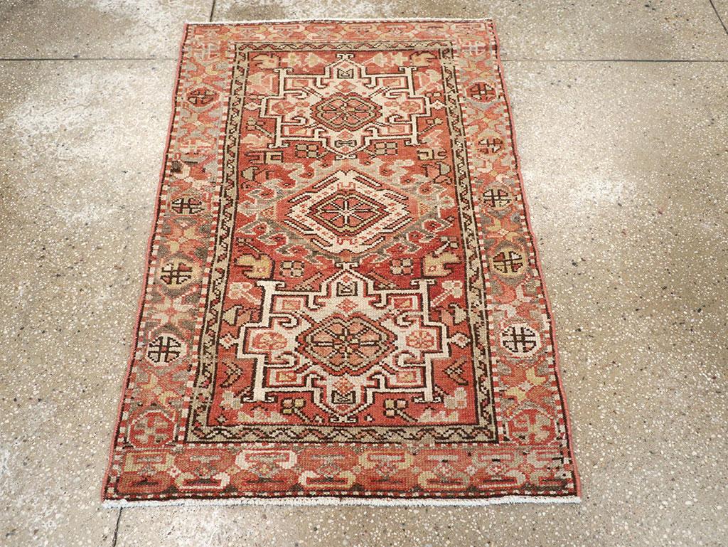 Tapis jetable Persan Karajeh vintage, fabriqué à la main au milieu du 20e siècle.

Mesures : 2' 9