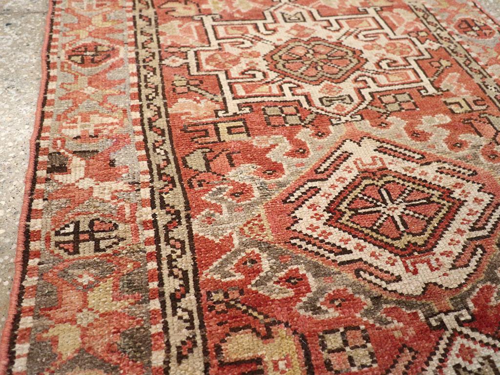 Tribal Tapis d'appoint persan Karajeh fait à la main du milieu du 20e siècle en vente