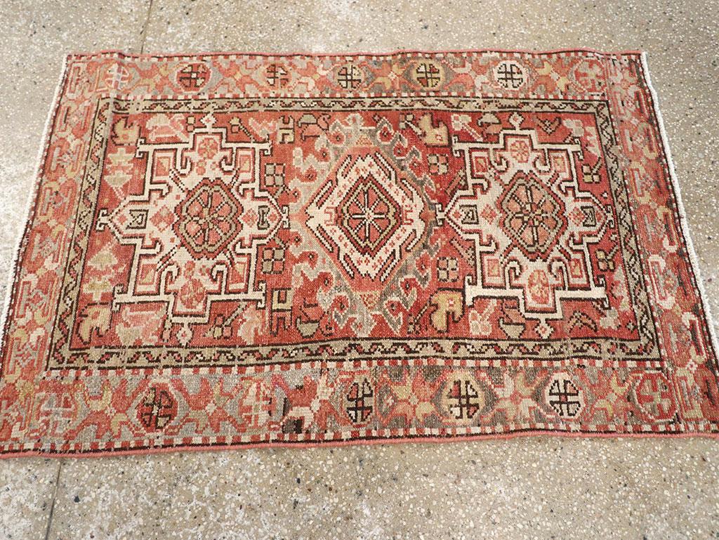 Perse Tapis d'appoint persan Karajeh fait à la main du milieu du 20e siècle en vente