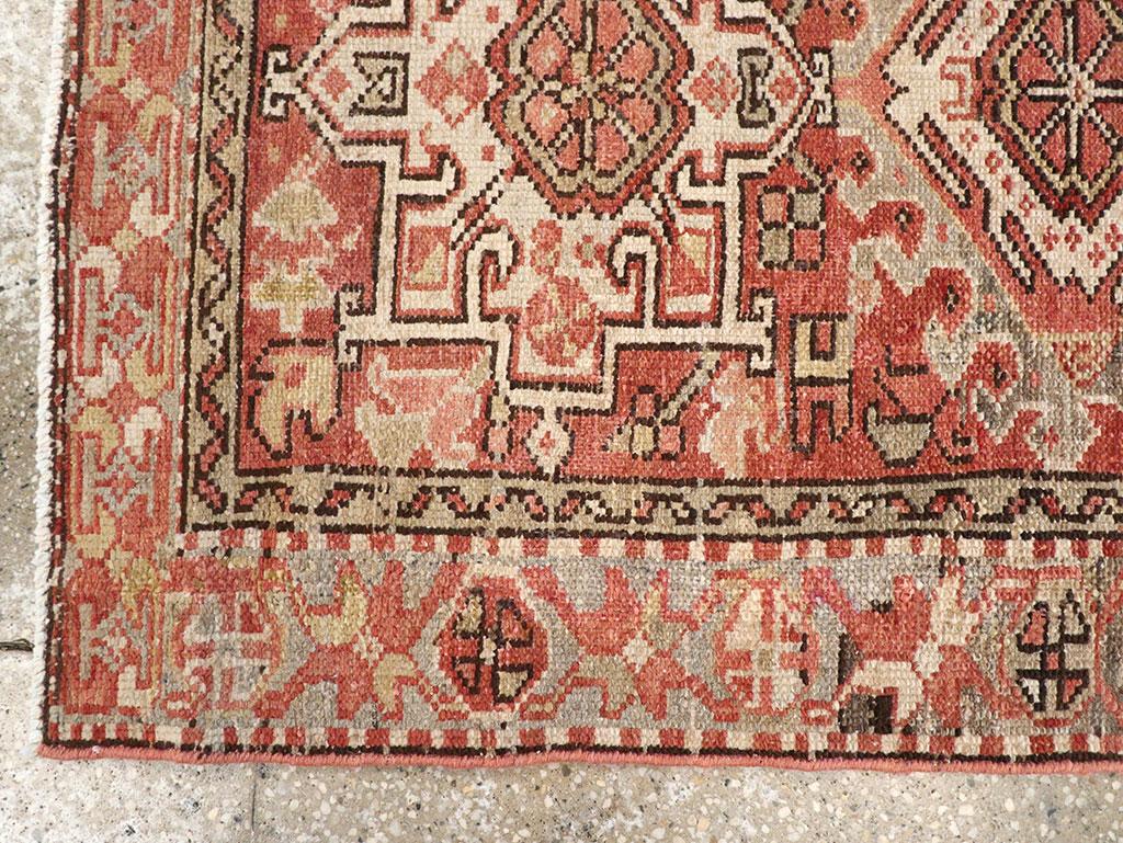 Noué à la main Tapis d'appoint persan Karajeh fait à la main du milieu du 20e siècle en vente