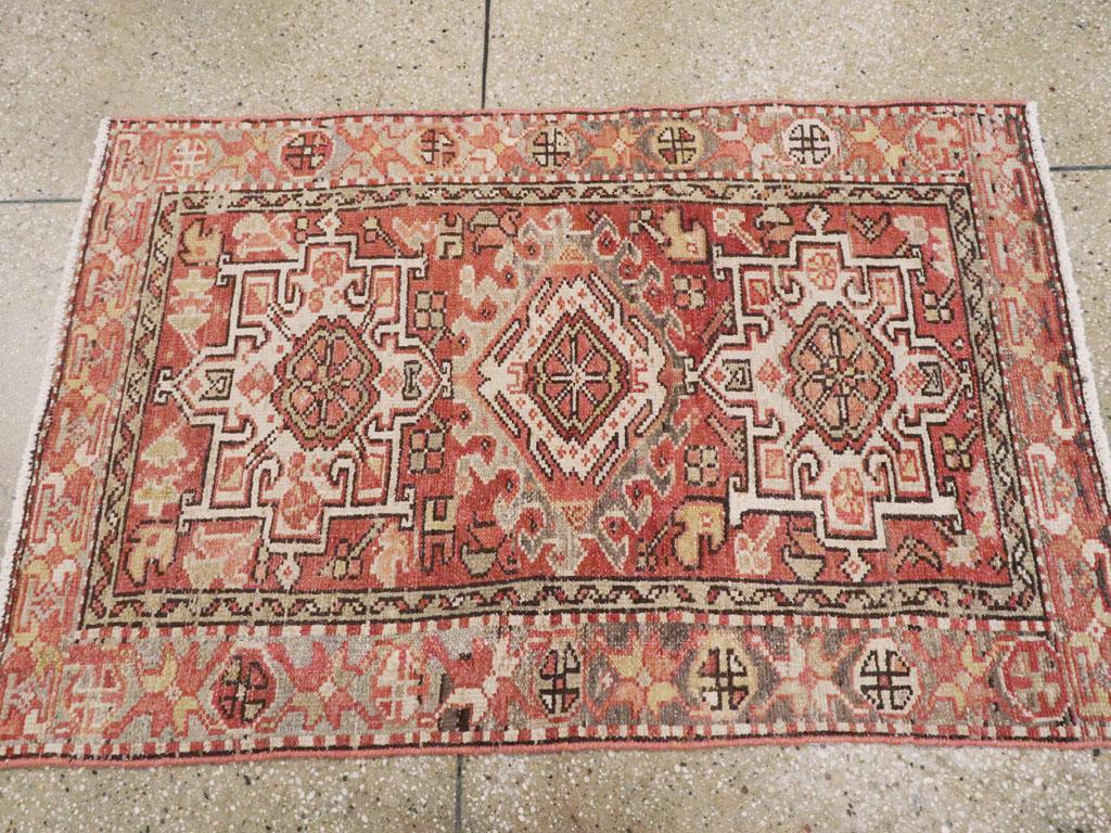 Tapis d'appoint persan Karajeh fait à la main du milieu du 20e siècle Excellent état - En vente à New York, NY