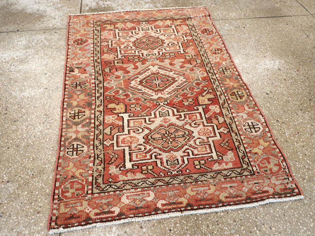 Tapis d'appoint persan Karajeh fait à la main du milieu du 20e siècle Excellent état - En vente à New York, NY