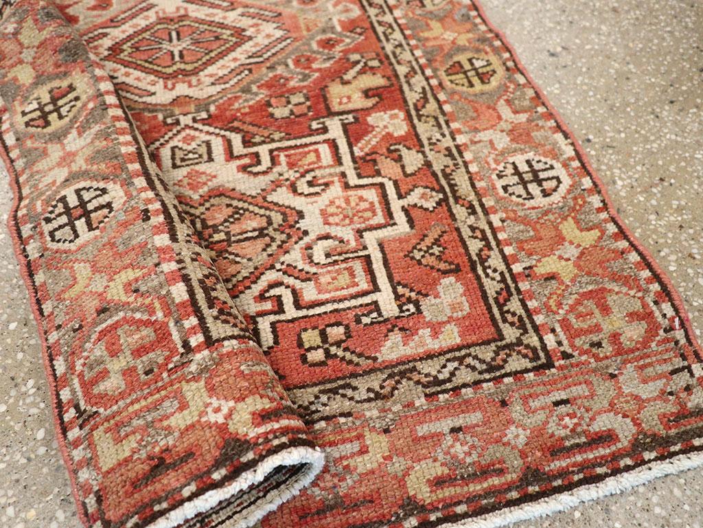 20ième siècle Tapis d'appoint persan Karajeh fait à la main du milieu du 20e siècle en vente