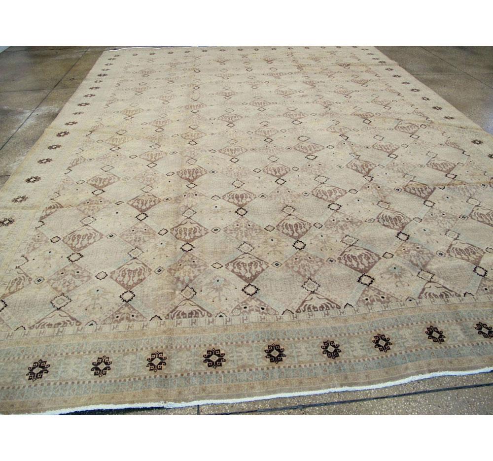 Mid-20th Century Handmade Persian Kashan Large Room Size Carpet In Good Condition For Sale In New York, NY