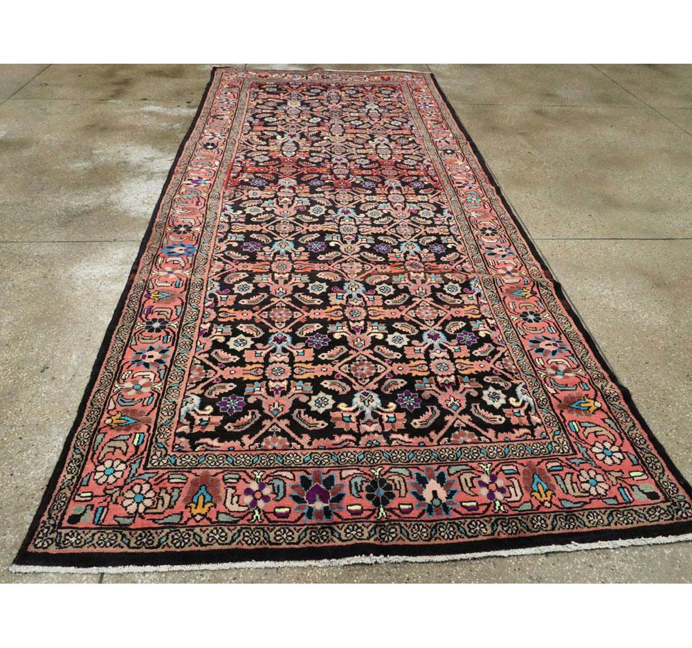 Mid-20th Century Handmade Persian Mahal Gallery Carpet In Excellent Condition For Sale In New York, NY