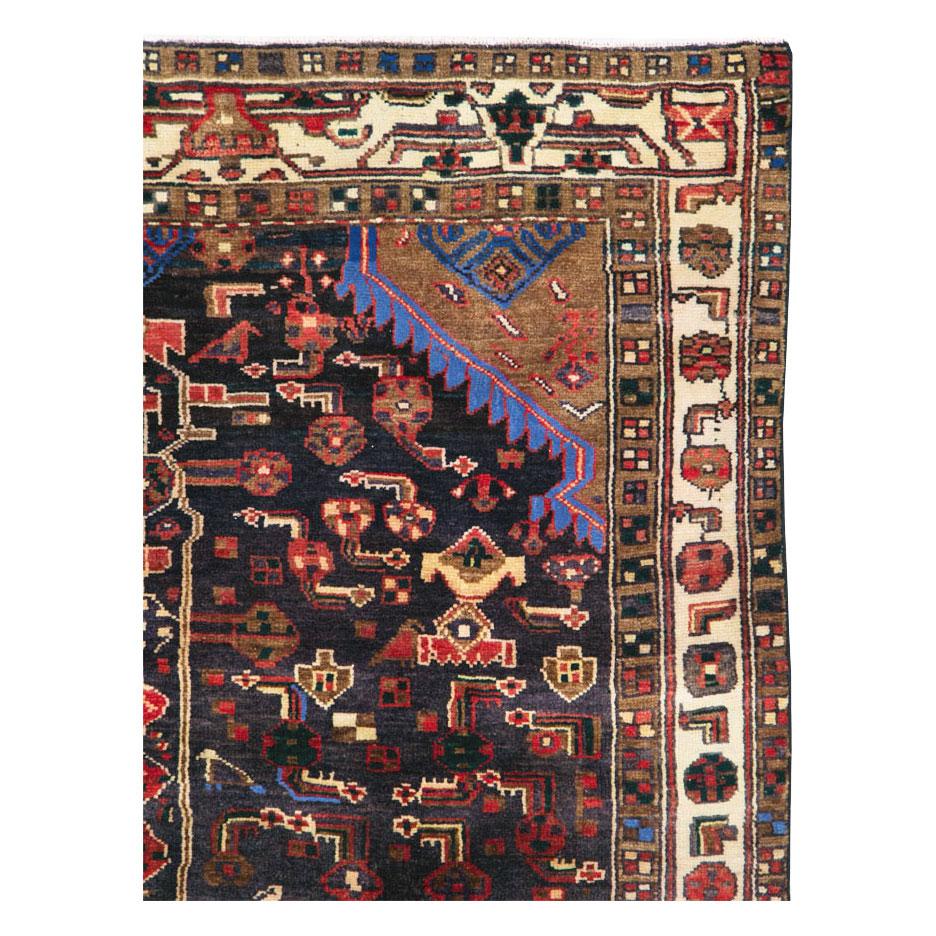 Tapis d'accent vintage persan Malayer, fabriqué à la main au milieu du 20e siècle, avec des reflets brillants en coton.

Mesures : 5' 1