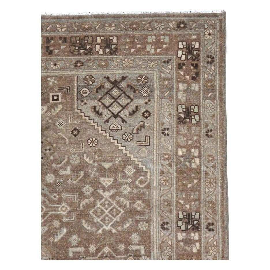 Un tapis d'accent vintage Persan Malayer fait à la main au milieu du 20e siècle.

Mesures : 4' 3