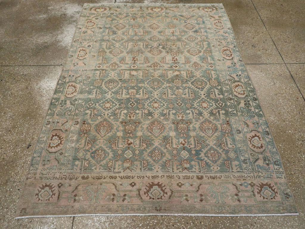 Ein alter persischer Malayer-Akzentteppich, handgefertigt Mitte des 20. Jahrhunderts.

Maße: 4' 8