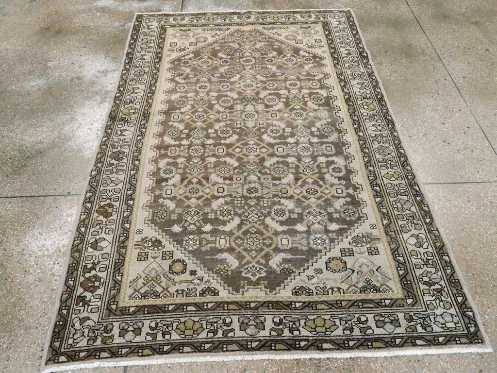 Un tappeto d'accento persiano Malayer vintage realizzato a mano a metà del XX secolo.

Misure: 4' 5