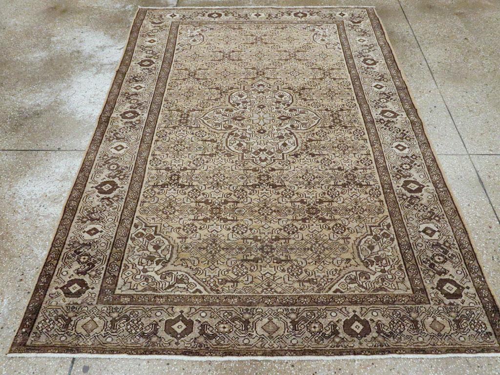 Ein alter persischer Malayer-Akzentteppich, handgefertigt in der Mitte des 20. Jahrhunderts.

Maße: 5' 0
