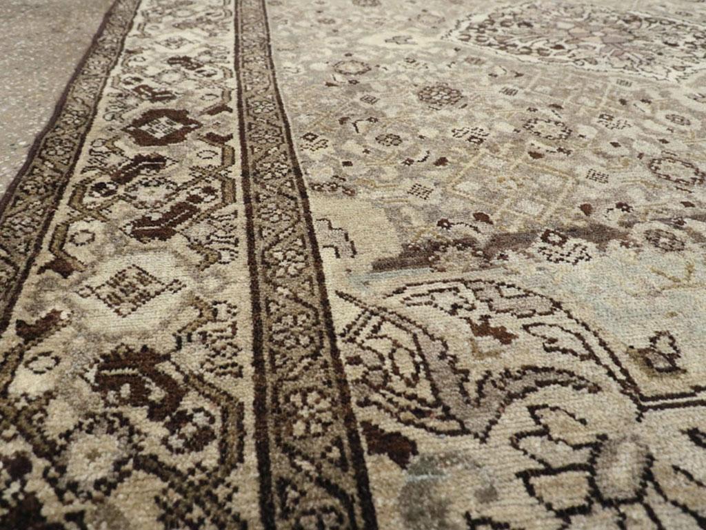 Mitte des 20. Jahrhunderts handgefertigter persischer Malayer-Akzentteppich (Rustikal) im Angebot