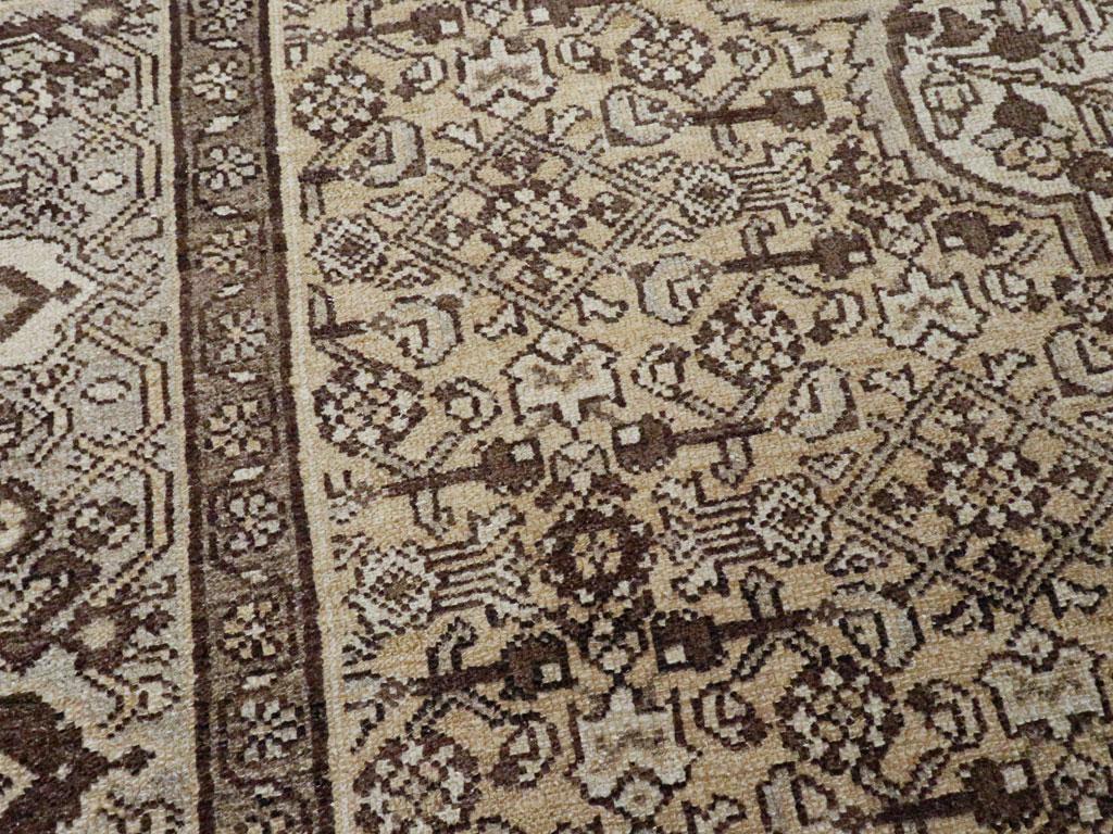 Mitte des 20. Jahrhunderts handgefertigter persischer Malayer-Akzentteppich (Rustikal) im Angebot