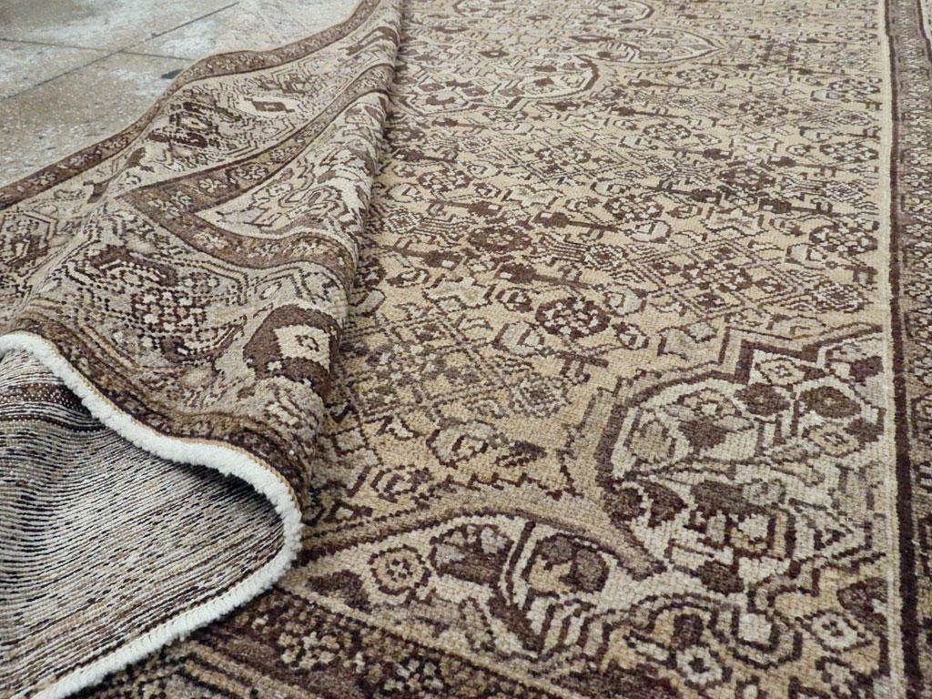 Mitte des 20. Jahrhunderts handgefertigter persischer Malayer-Akzentteppich im Zustand „Hervorragend“ im Angebot in New York, NY
