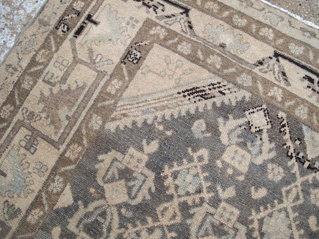 Handgefertigter persischer Malayer-Akzentteppich aus der Mitte des 20. Jahrhunderts (Wolle) im Angebot