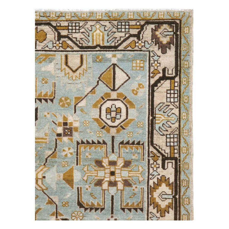 Un tapis d'accent vintage Persan Malayer fait à la main au milieu du 20e siècle avec un motif floral géométrique en brun foncé et clair, et crème, sur un champ dans les tons de bleu clair et d'ardoise.

Mesures : 4' 7