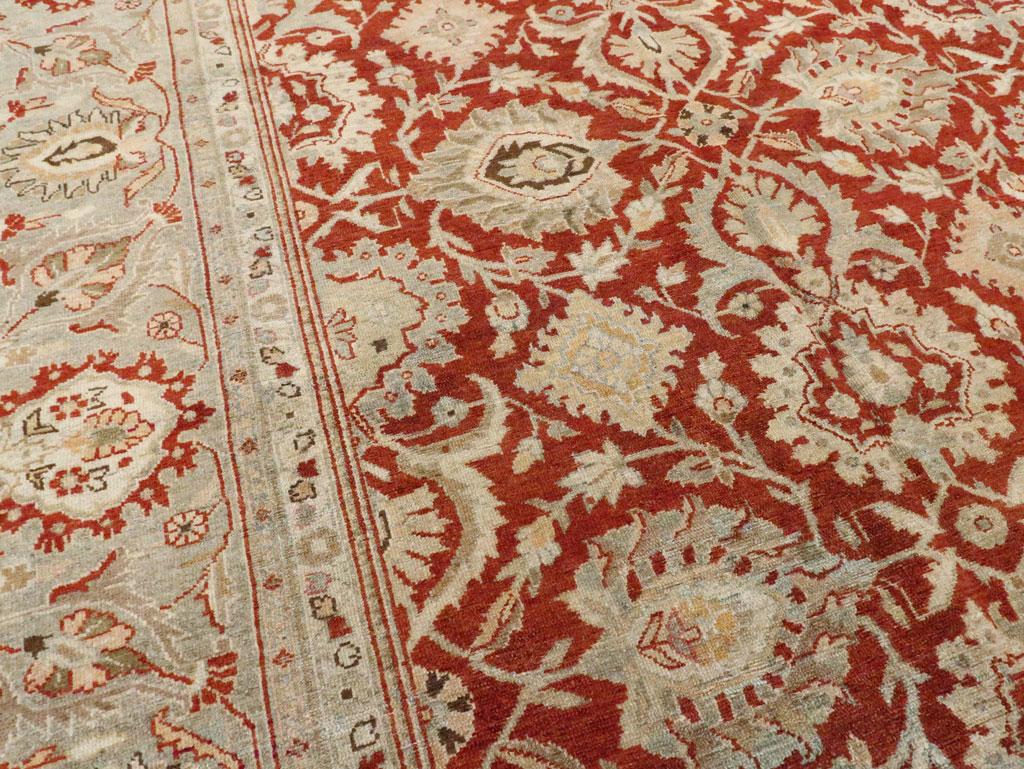 Mitte des 20. Jahrhunderts handgefertigter persischer Malayer-Teppich für große Räume in Rot und Grau im Zustand „Gut“ im Angebot in New York, NY
