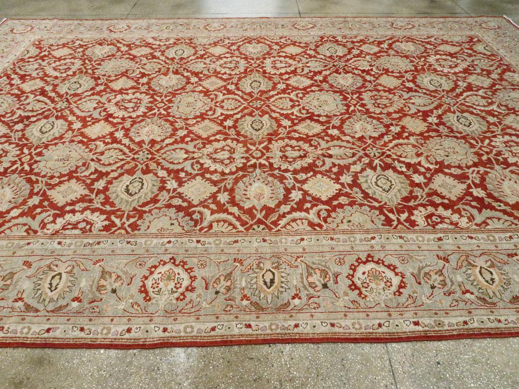 Mitte des 20. Jahrhunderts handgefertigter persischer Malayer-Teppich für große Räume in Rot und Grau (Wolle) im Angebot