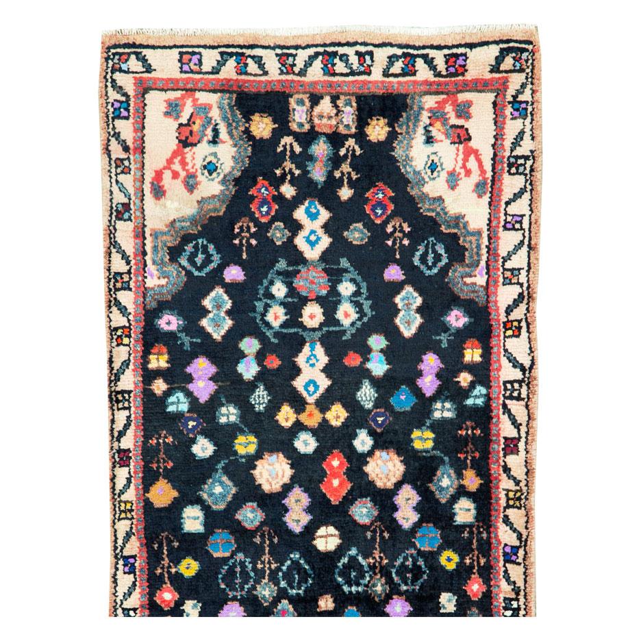Un tapis persan vintage Malayer en format de coureur, fabriqué à la main au milieu du 20e siècle.

Mesures : 1' 10