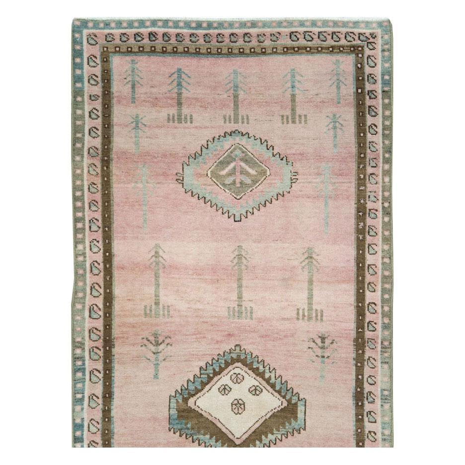 Un tappeto persiano vintage in formato runner Malayer realizzato a mano a metà del XX secolo nei toni neutri del blush e del rosa.

Misure: 3' 10