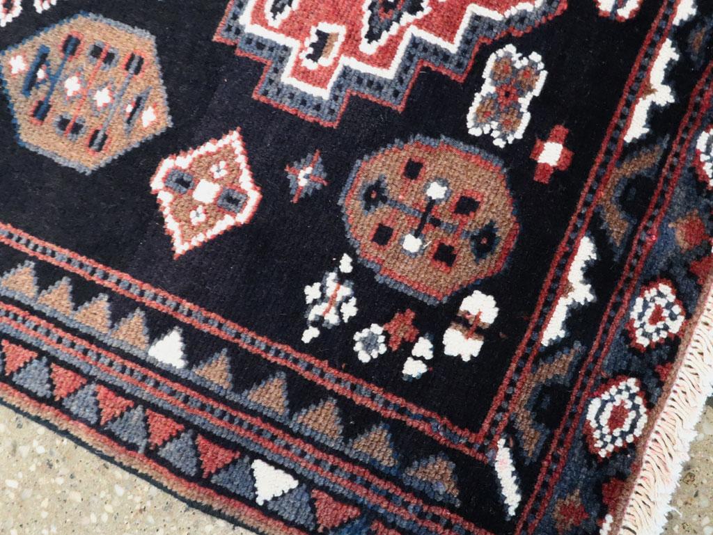 Handgefertigter persischer Malayer-Teppich aus der Mitte des 20. Jahrhunderts im Zustand „Hervorragend“ im Angebot in New York, NY
