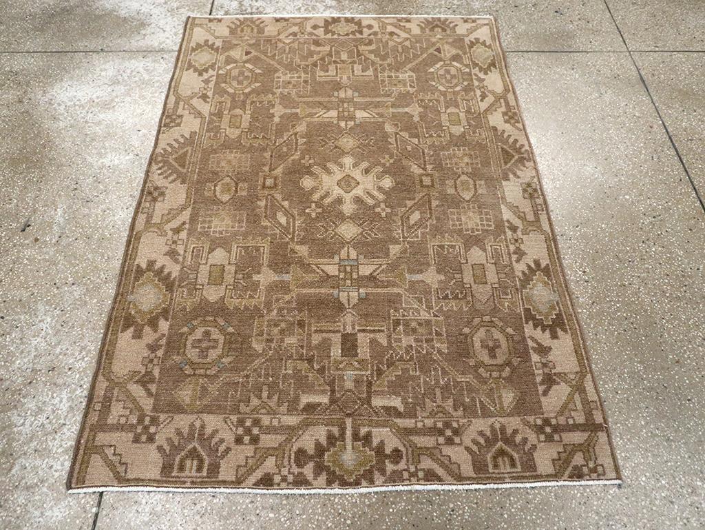 Ein alter persischer Malayer-Teppich, handgefertigt in der Mitte des 20. Jahrhunderts.

Maße: 3' 7