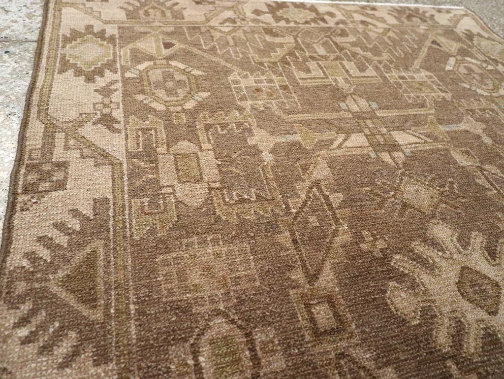 Handgefertigter persischer Malayer-Teppich aus der Mitte des 20. Jahrhunderts (Rustikal) im Angebot