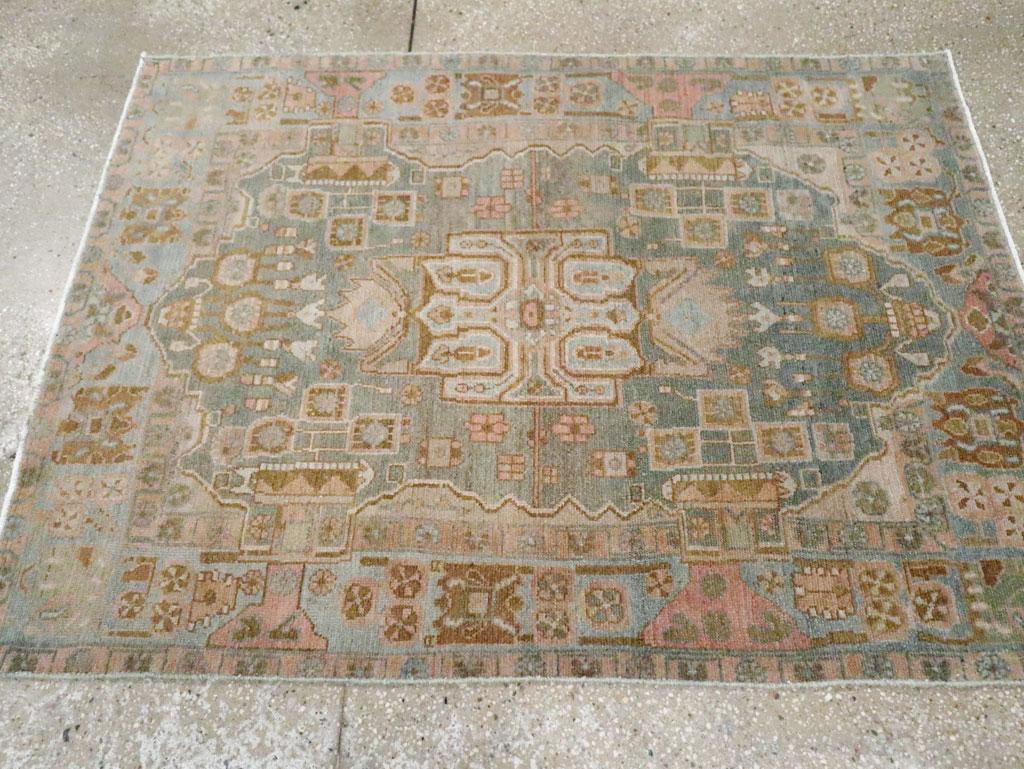 Tapis persan Malayer décoratif fait à la main du milieu du 20e siècle Excellent état - En vente à New York, NY