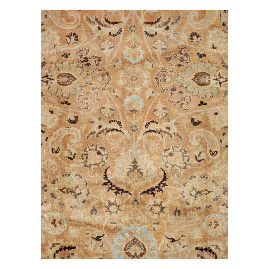 Ein alter persischer Mashad-Teppich in Zimmergröße, der Mitte des 20. Jahrhunderts handgefertigt wurde.

Maße: 6' 10