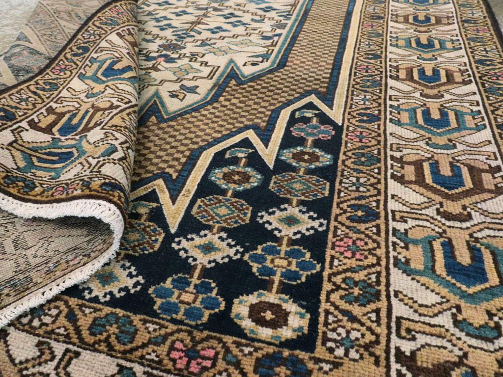 Mitte des 20. Jahrhunderts handgefertigter persischer Mazlagan-Akzentteppich im Zustand „Hervorragend“ im Angebot in New York, NY