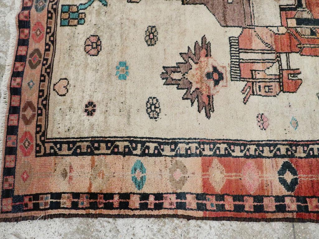Handgefertigter persischer malerischer Bakhtiari-Akzent-Teppich aus der Mitte des 20. Jahrhunderts im Zustand „Hervorragend“ im Angebot in New York, NY