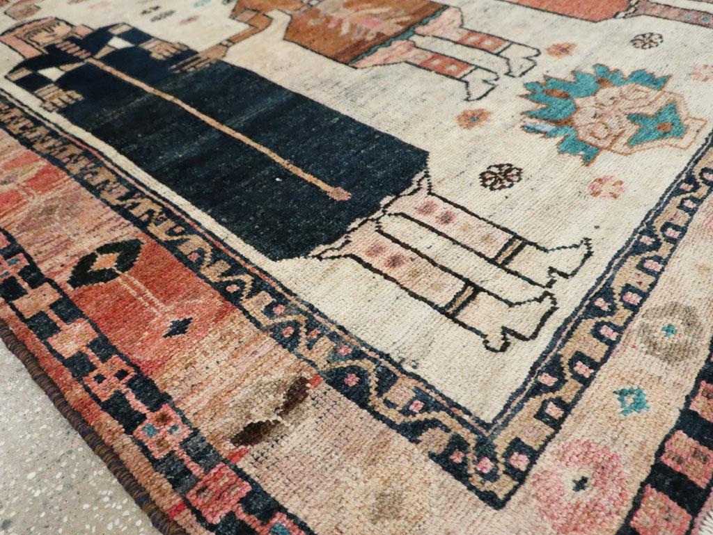 Handgefertigter persischer malerischer Bakhtiari-Akzent-Teppich aus der Mitte des 20. Jahrhunderts (Wolle) im Angebot