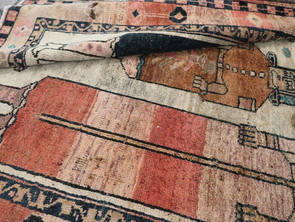 Handgefertigter persischer malerischer Bakhtiari-Akzent-Teppich aus der Mitte des 20. Jahrhunderts im Angebot 2