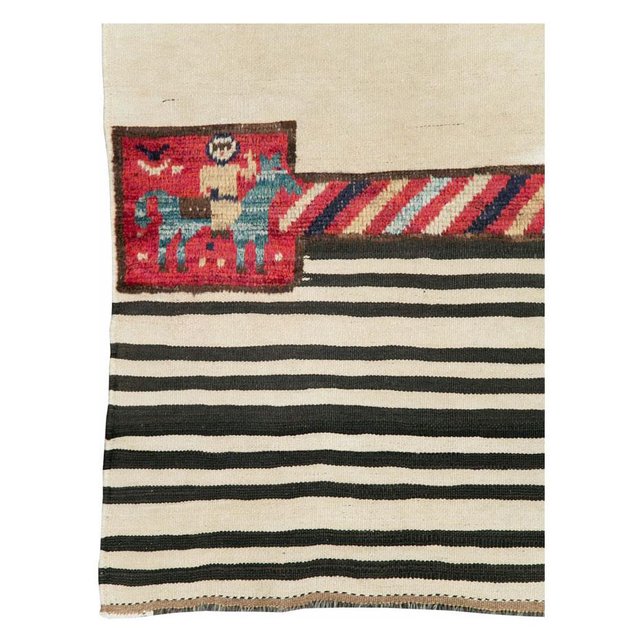 Persischer, malerischer, flachgewebter Kelim-Teppich im Vintage-Stil, handgefertigt Mitte des 20. Jahrhunderts.

Maße: 3' 6 Zoll