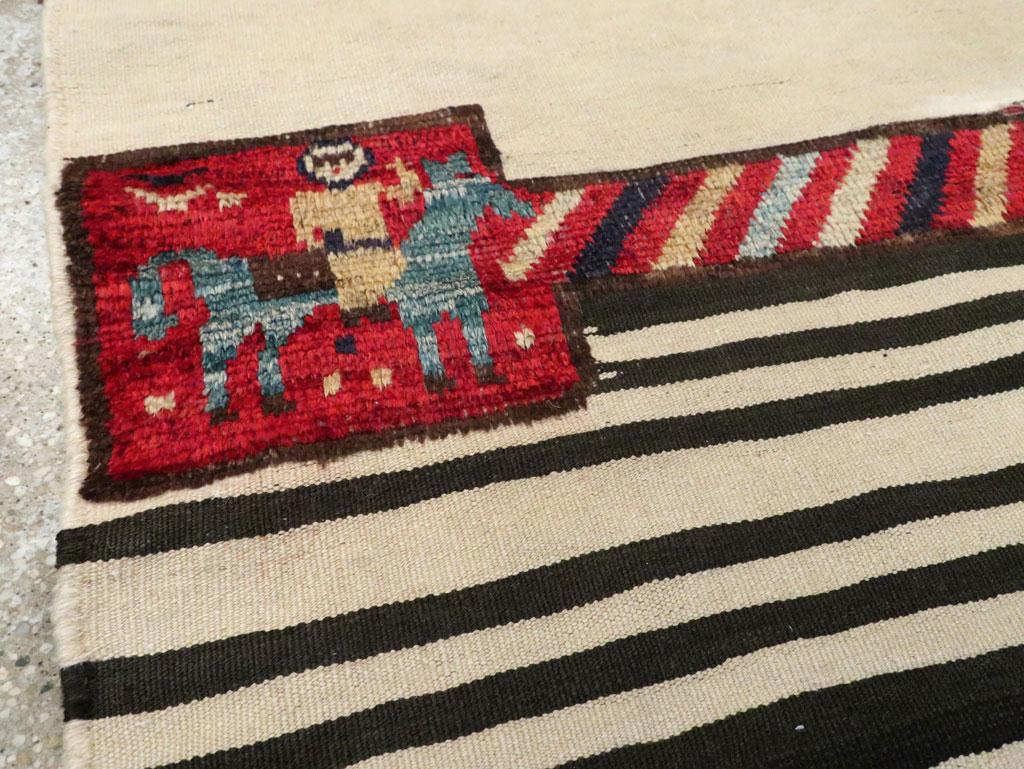 Handgefertigter persischer, malerischer, flachgewebter Kelim-Teppich aus der Mitte des 20. Jahrhunderts (Persisch) im Angebot