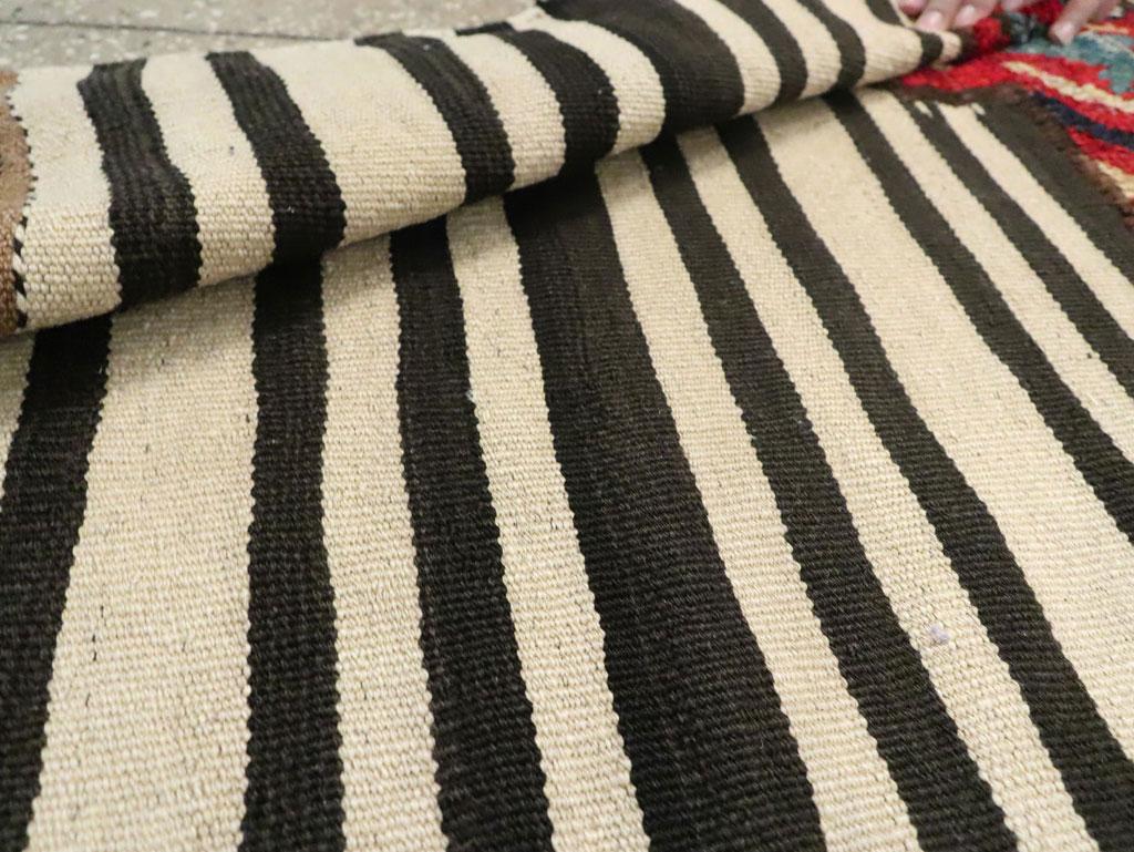Handgefertigter persischer, malerischer, flachgewebter Kelim-Teppich aus der Mitte des 20. Jahrhunderts (Wolle) im Angebot