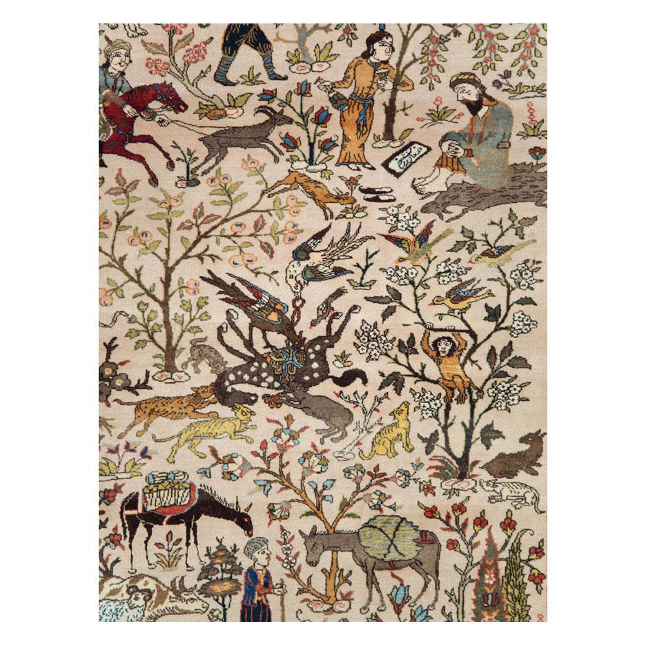 Handgefertigter persischer malerischer Täbris-Teppich mit Jagdgrund aus der Mitte des 20. Jahrhunderts (Persisch) im Angebot