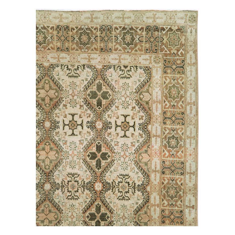 Handgefertigter persischer Quom-Teppich in Zimmergröße, Mitte des 20. Jahrhunderts (Viktorianisch) im Angebot