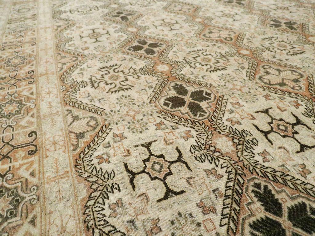 Handgefertigter persischer Quom-Teppich in Zimmergröße, Mitte des 20. Jahrhunderts (Handgeknüpft) im Angebot