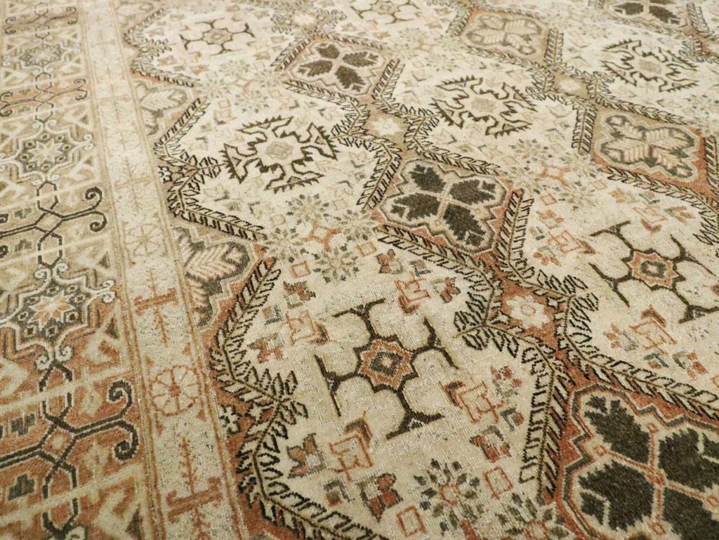 Handgefertigter persischer Quom-Teppich in Zimmergröße, Mitte des 20. Jahrhunderts im Zustand „Hervorragend“ im Angebot in New York, NY