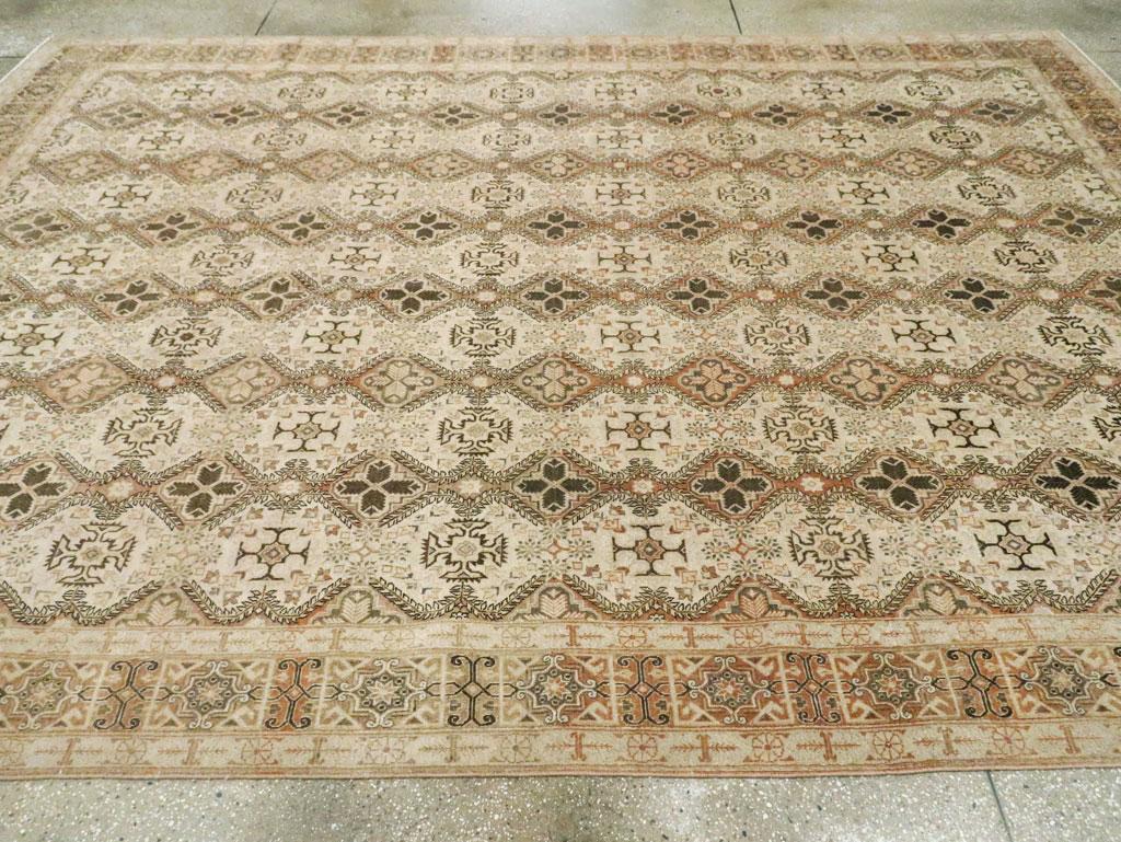 Handgefertigter persischer Quom-Teppich in Zimmergröße, Mitte des 20. Jahrhunderts (Wolle) im Angebot
