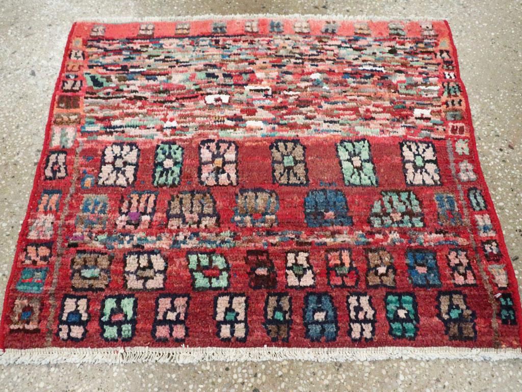 Un tapis jetable vintage Persan Shiraz fait à la main au milieu du 20e siècle avec un design contemporain.

Mesures : 2' 0