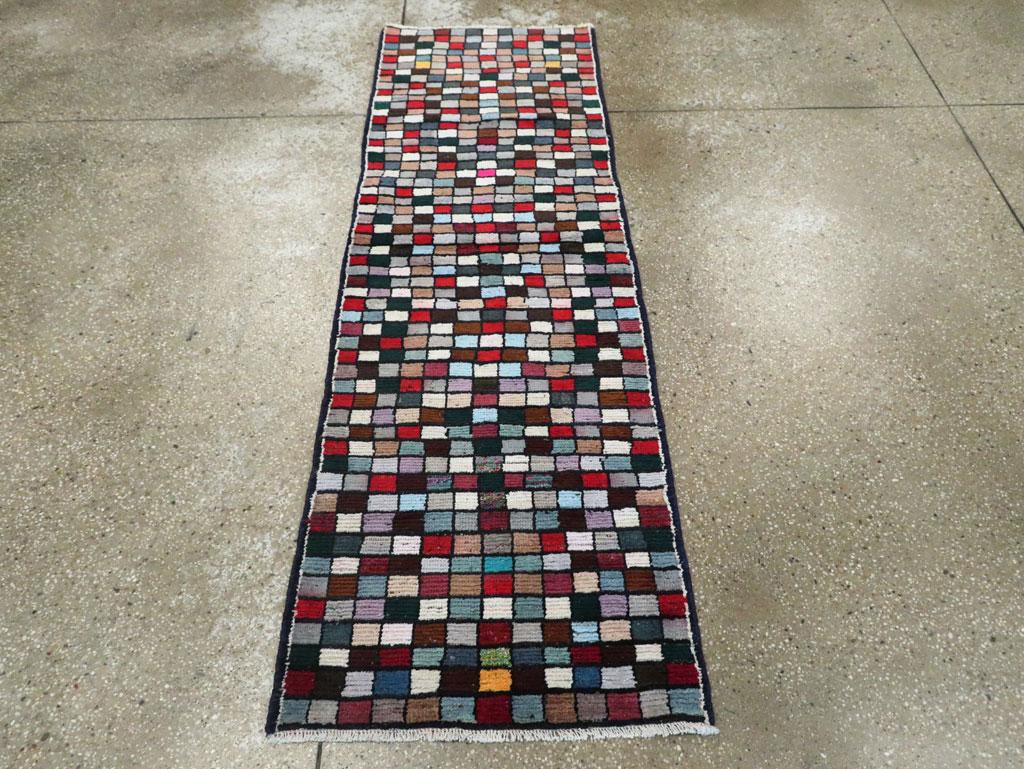 Moderno Piccolo runner persiano Shiraz fatto a mano della metà del XX secolo in vendita