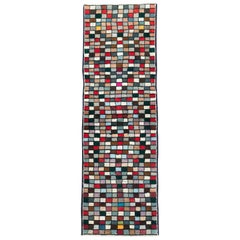 Pequeña alfombra persa de shiraz de mediados del siglo XX hecha a mano