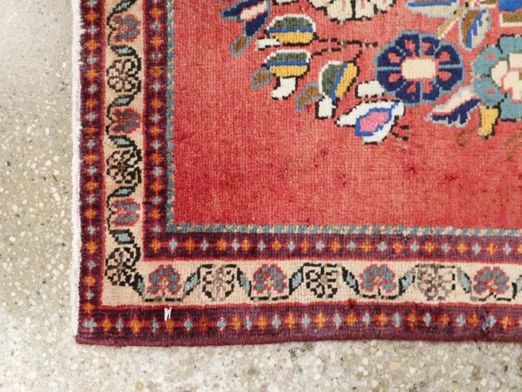 Noué à la main Tapis d'appoint persan Shiraz fait à la main du milieu du 20e siècle en vente