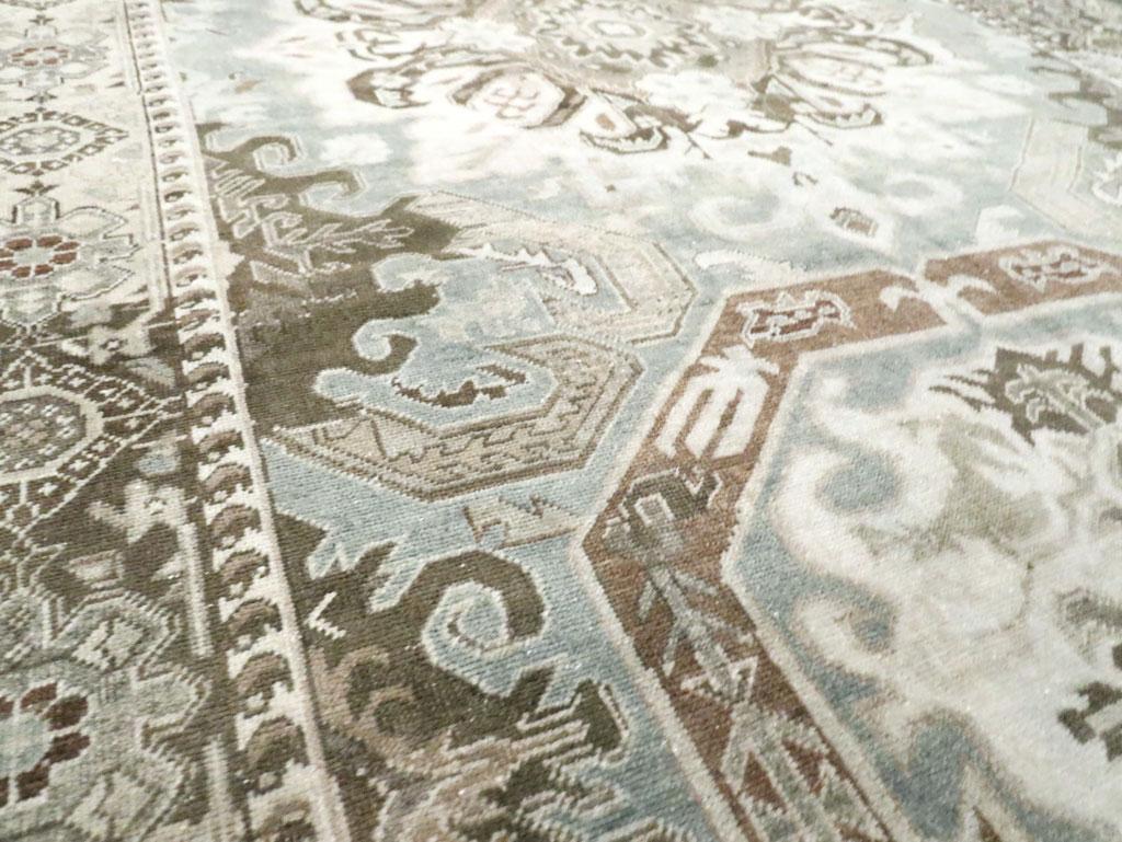 Handgefertigter persischer Täbris-Akzentteppich in Grau und Creme aus der Mitte des 20. Jahrhunderts (Handgeknüpft) im Angebot