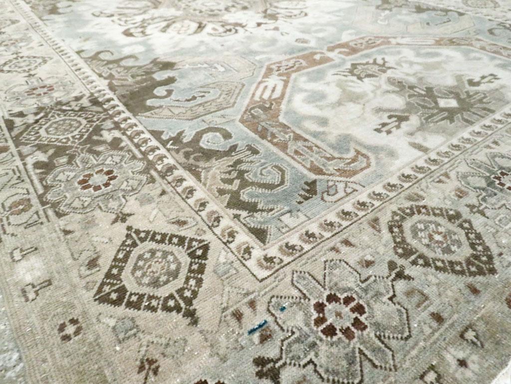 Handgefertigter persischer Täbris-Akzentteppich in Grau und Creme aus der Mitte des 20. Jahrhunderts im Angebot 2