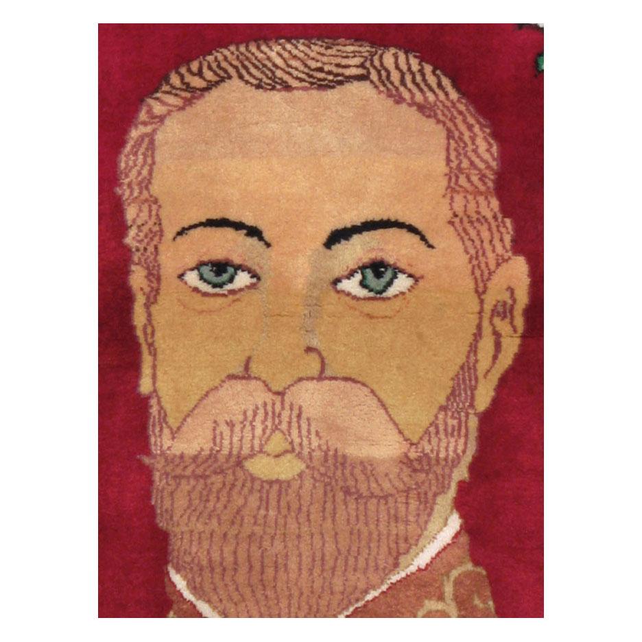 Kleiner persischer Teppich aus Täbris, handgefertigt Mitte des 20. Jahrhunderts, mit einer Abbildung von König Georg V. (1865-1936).

Maße: 3' 3