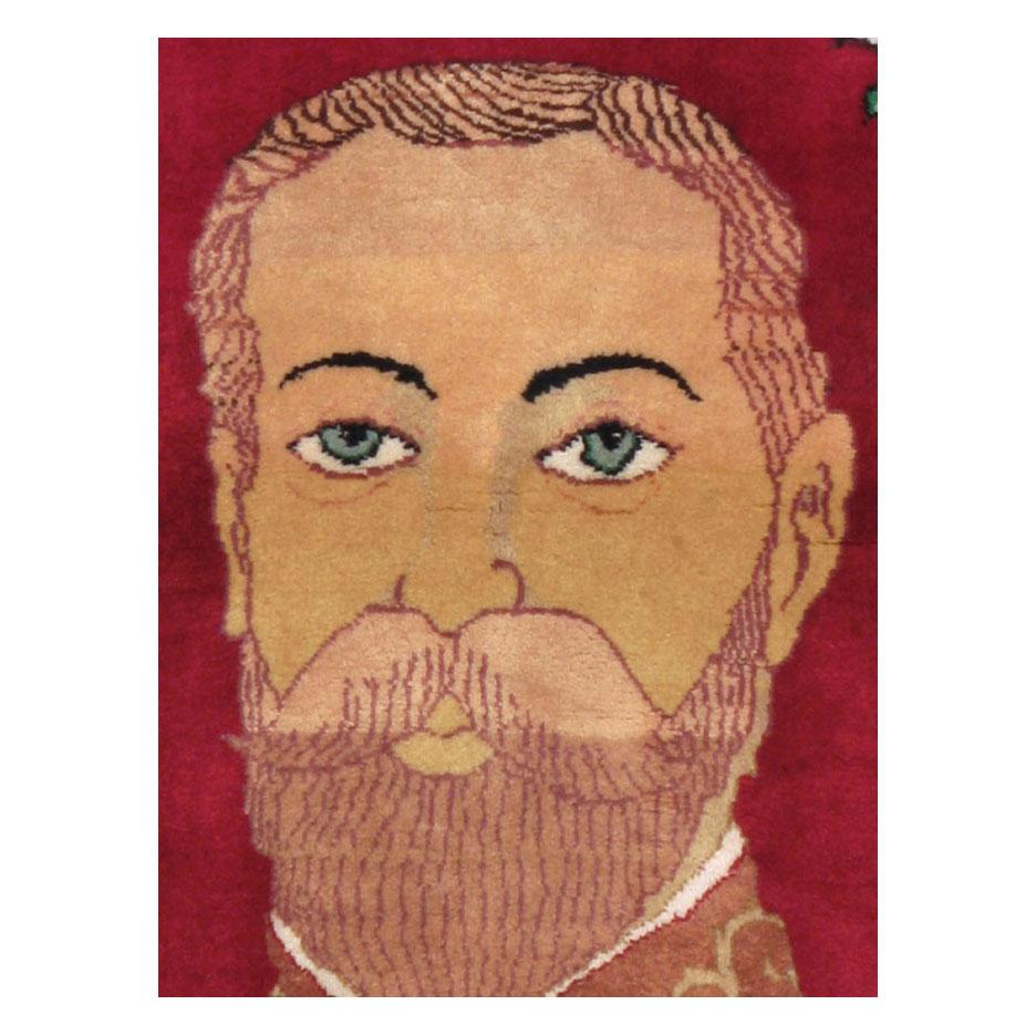 Un piccolo tappeto persiano Tabriz d'epoca realizzato a mano a metà del XX secolo con una raffigurazione di Re Giorgio V (1865-1936).

Misure: 3' 3