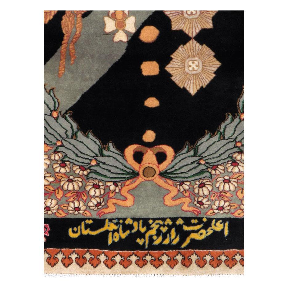 Arte popolare Tappeto Tabriz persiano fatto a mano della metà del 20° secolo, con immagini di Re Giorgio V, di piccole dimensioni in vendita
